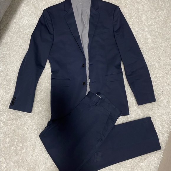 Navy blue suit in great condition